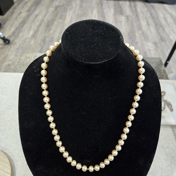 🐢 Vintage Givenchy Hand Knotted Real Pearls - COMES WITH VELVET VINTAGE CASE! - Picture 15 of 17